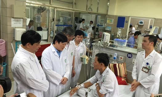 Thứ trưởng Bộ Y tế Nguyễn Viết Tiến thăm bệnh nhân chạy thận được chuyển xuống Hà Nội trong sáng 30.5.