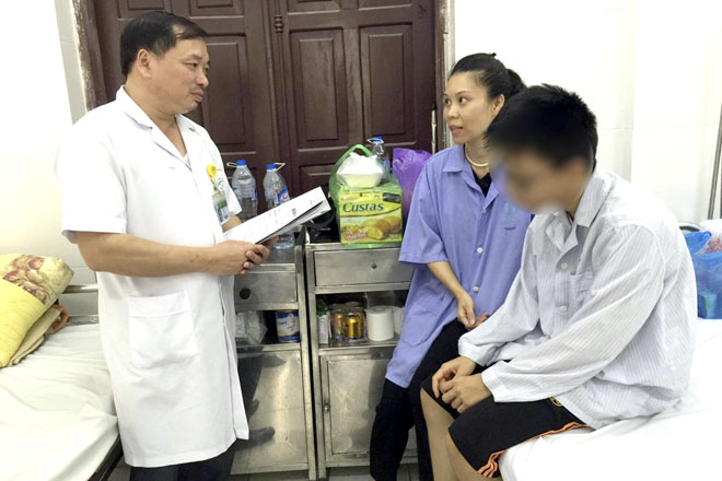 Bệnh nhân mắc bệnh rối loạn cảm xúc đang được TS Nguyễn Văn Dũng - Viện phó Viện Sức khỏe tâm thần thăm khám.