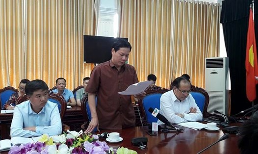 TS Trương Quý Dương - Giám đốc Bệnh viện đa khoa tỉnh Hoà Bình (đứng) tại buổi họp báo sáng 30.5. Ảnh: T.L