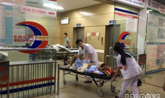 Đêm 29, 10 trong số 18 bệnh nhân chạy thận bị sốc phản vệ tại Bệnh viện Đa khoa tỉnh Hòa Bình đã được chuyển về Bệnh viện Bạch Mai. Ảnh: Vương Trần.