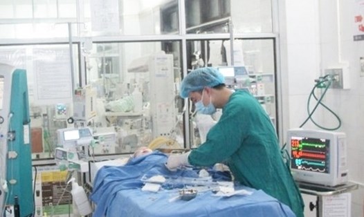 Một ca bệnh nguy kịch được lọc máu tại khoa Hồi sức cấp cứu, Bệnh viện Nhi Trung ương.