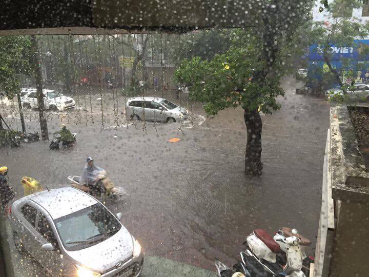 Phố Trần Hưng Đạo xe máy không thể đi lại được vì nước ngập quá cao.
