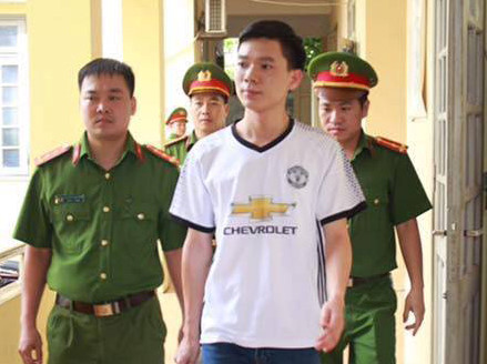 Bác sĩ Lương bị bắt vì vi phạm qui định về chữa bệnh.