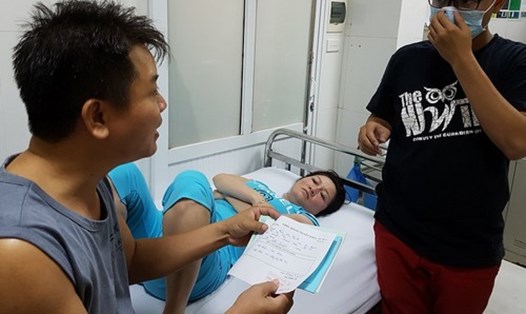 Bệnh nhân Đào Thị Cầu bị sốt xuất huyết phải đi qua nhiều bệnh viện nhưng không được nhập viện. Ảnh: NP