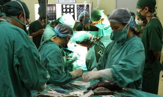 Một ca phẫu thuật tại BV Xanh pôn, Hà Nội. Ảnh: TS