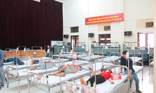 Bệnh viện Bệnh Nhiệt đới Trung ương phải kê thêm giường vào hội trường điều trị bệnh nhân sốt xuất huyết.