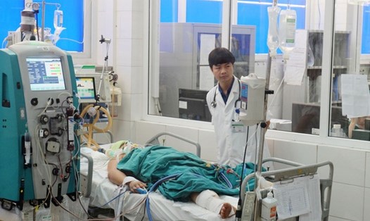 Chị Nguyễn Thị Nhung bị biến chứng sốt xuất huyết đang theo dõi tại BV Bệnh Nhiệt đới Trung ương. Ảnh: TTT