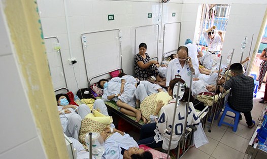 Các bệnh viện ở Hà Nội đang quá tải bệnh nhân SXH. Ảnh chụp tại Bệnh viện Bạch Mai.