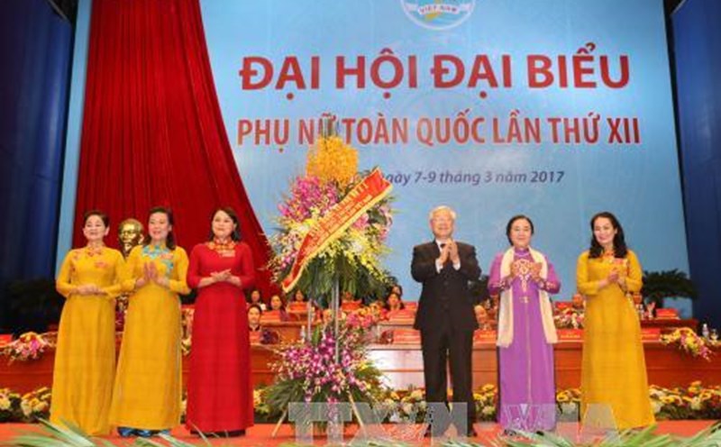 Tổng Bí thư Nguyễn Phú Trọng với các lãnh đạo Trung ương Hội Liên hiệp Phụ nữ Việt Nam. Ảnh: TTXVN.