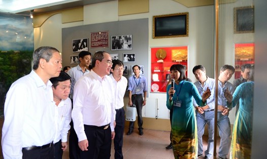 Bí Thư Thành uỷ TPHCM Nguyễn Thiện Nhân nghe hướng dẫn viên giới thiệu về cuộc đời hoạt động của Bác Hồ. Ảnh Zing