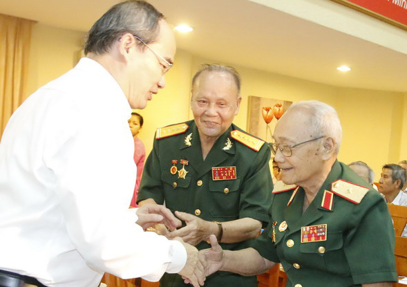 Bí thư Thành ủy TPHCM Nguyễn Thiện Nhân gặp gỡ các cựu chiến binh. Ảnh: Nam Dương