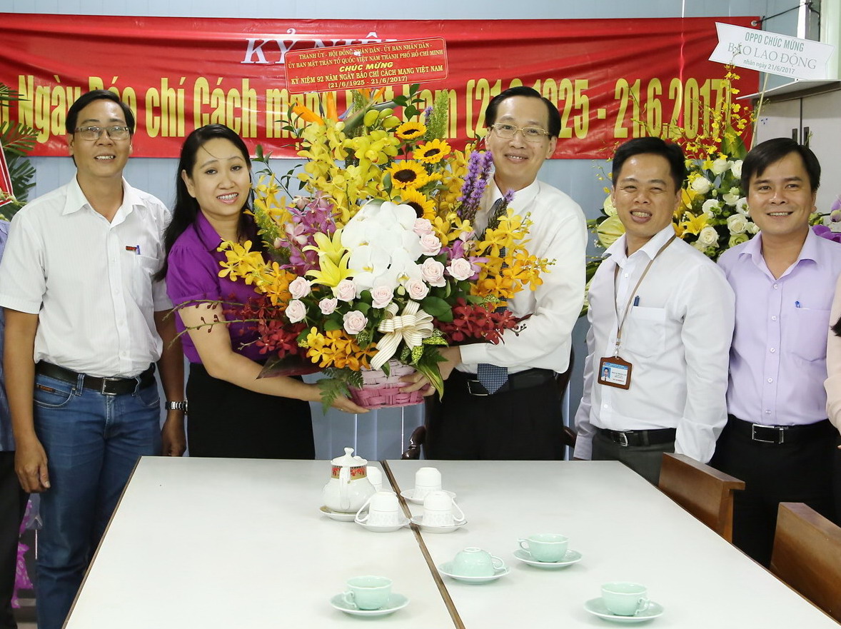 Ông Lê Thanh Liêm (thứ ba từ phải qua) tặng hoa cho đại diện Báo Lao Động tại TPHCM. Ảnh: Ngọc Tiến