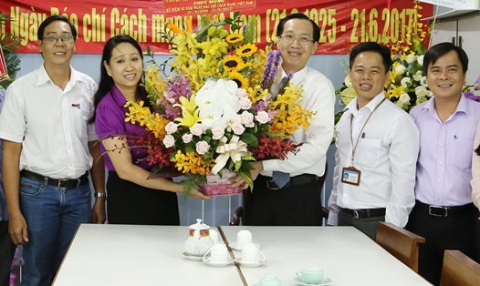 Ông Lê Thanh Liêm (thứ ba từ phải qua) tặng hoa cho đại diện Báo Lao Động tại TPHCM. Ảnh: Ngọc Tiến