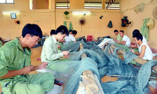 Học viên Trung tâm Giáo dục và Lao động xã hội Quảng Ninh học nghề đan lưới. Ảnh: BQN
