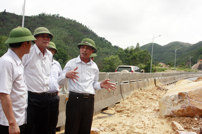 Phó Chủ tịch UBND tỉnh Quảng Ninh có mặt tại hiện trường chỉ đạo khắc phục sạt lở đất đá gây ắc tắc QL18. Ảnh: QTV