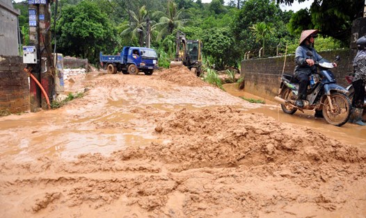 Sau mỗi trận mưa lớn, lượng bùn, đất lên tới hàng trăm m3 đổ  tràn xuống các khu dân cư, đường giao thông dưới chân dự án FLC Hạ Long (tháng 8.2016). Ảnh: T.N.D