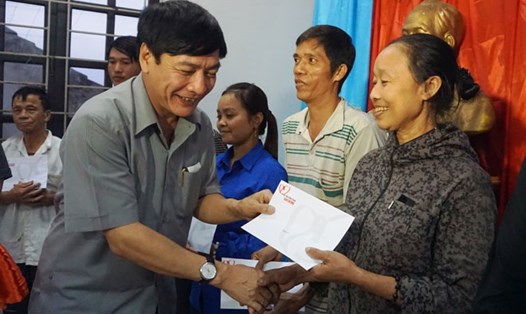 Chủ tịch Tổng LĐLĐ VN Bùi Văn Cường trao quà TLV cho bà con Hưng Trung