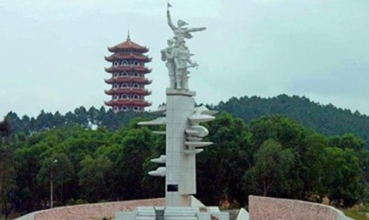 Đài tưởng niệm Ngã ba Đồng Lộc.