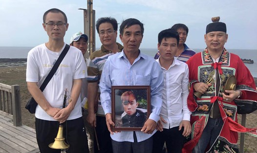Thân nhân anh Bảy sang Đài Loan tìm kiếm thi thể và làm lễ cầu siêu cho anh (ảnh: gia đình cung cấp)