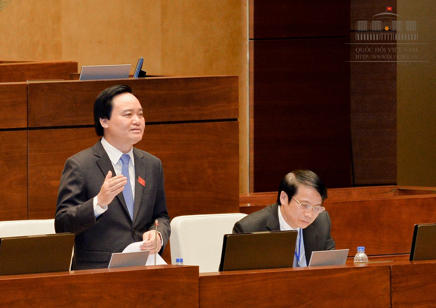 Bộ trưởng Bộ GDĐT Phùng Xuân Nhạ trả lời chất vấn đại biểu Quốc hội. Ảnh: Đặng Mai- Minh Hằng