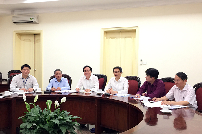 Phó Thủ tướng Vũ Đức Đam làm việc với Ban Chỉ đạo đổi mới chương trình, sách giáo khoa giáo dục phổ thông của Bộ GD&ĐT. Ảnh: Đình Nam