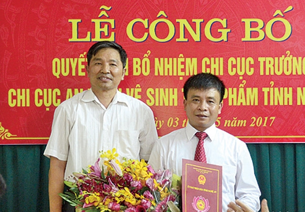 Ông Chu Trọng Trang (phải) nhận quyết định điều động bổ nhiệm chức vụ Chi cục trưởng Chi cục An toàn vệ sinh thực phẩm Nghệ An ngày 28.4. Ảnh: Báo Nghệ An.