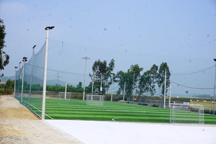 Mặc dù đã có nhiều văn bản yêu cầu đình chỉ, nhưng sân vận động vi phạm hành lang kênh thủy lợi vẫn hoàn thành. Ảnh: QĐ