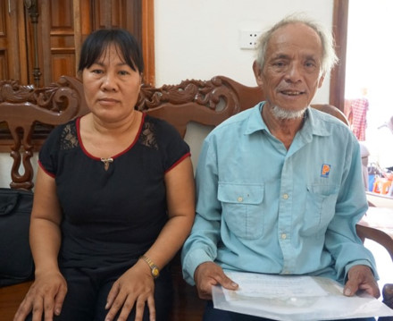 Con gái và em ruột bà Trần Thị Xanh mòn mỏi chờ quyết định công nhận Liệt sỹ cho người thân. Ảnh: QĐ