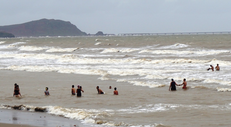 Sáng 17.7, bất chấp nguy hiểm, nhiều du khách, trong đó có trẻ em, vẫn tắm biển Cửa Lò. Ảnh: QĐ