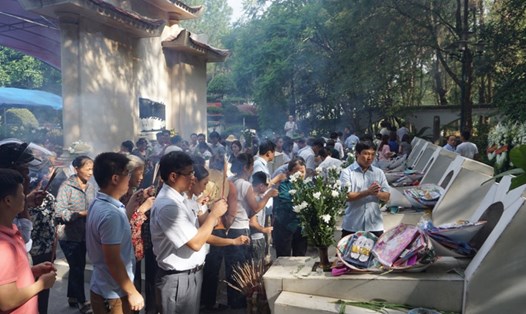 Người dân khắp mọi miền thành kính dâng hương trước mộ 10 cô gái TNXP Ngã ba Đồng Lộc. Ảnh: QĐ