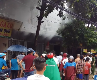 Đám cháy nhà ngùn ngụt trong bão số 4. Ảnh cắt từ clip.