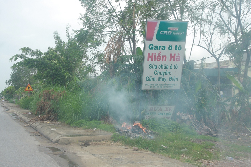 Người dân lấn chiếm, đốt rác trên hàng lang QL1A, đoạn qua xã Diễn Thịnh. Ảnh: HQ
