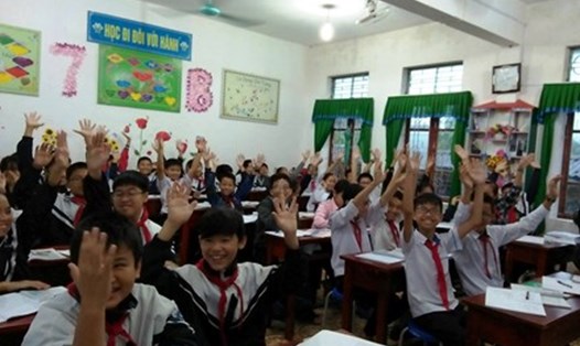 Học sinh lớp 7A trường THCS Thạch Linh giơ tay phấn khởi vì bỏ chương trình VNEN, trở về chương trình truyền thống. Ảnh: LÊ VĂN VỴ