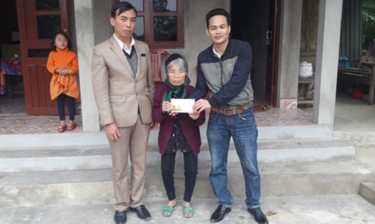 Phóng viên Báo Lao Động trao tiền Quỹ TLV Lao động hỗ trợ cho cụ Yết có sự chứng kiến của đại diện chính quyền xã Cẩm Thạch