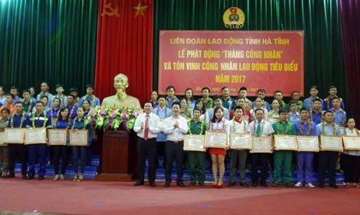 LĐLĐ tỉnh Hà Tĩnh tôn vinh 50 công nhân lao động tiêu biểu. Ảnh: QC