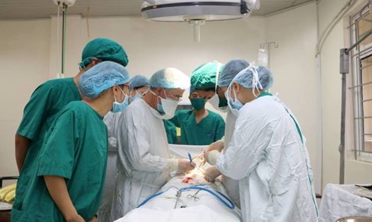 Các bác sỹ tại Bệnh viện ĐK Hà Tĩnh phẫu thuật cho chị Ánh. Ảnh: T. Dũng