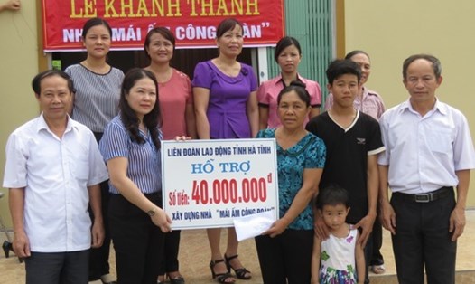 Trao 40 triệu đồng hỗ trợ làm nhà mái ấm công đoàn cho gia đình cô Quý. Ảnh: Thanh Tâm