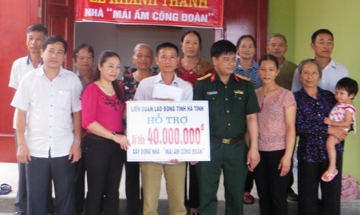 LĐLĐ Hà Tĩnh trao tiền hỗ trợ làm nhà mái ấm công đoàn cho gia đình anh Nguyễn Văn Sinh. Ảnh: Thanh Tâm