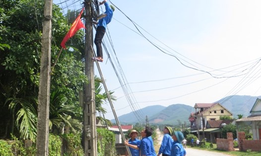 Tổ chức kéo đường dây điện do Đoàn Cơ sở LĐLĐ tỉnh Hà Tĩnh và Đoàn Trường Cao đẳng nghề Công nghệ Hà Tĩnh hỗ trợ kinh phí. Ảnh: Ái Chi