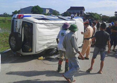 Hiện trường vụ tai nạn chiếc xe CSGT bị lật trên đường sau khi truy đuổi xe vi phạm. Ảnh: CTV