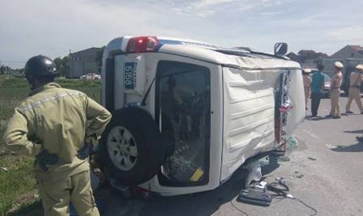 Xe của CSGT Công an tỉnh Hà Tĩnh truy đuổi xe vi phạm rồi xảy ra va chạm bị lật trên đường vào sáng 13.6. Ảnh: CTV