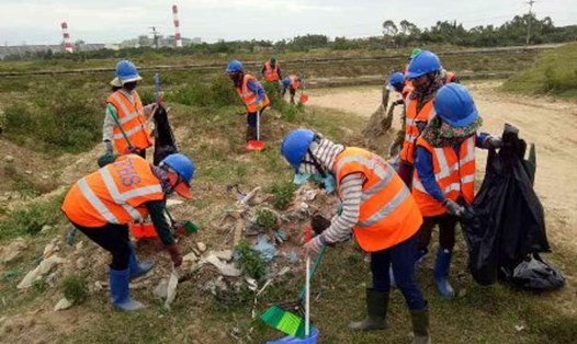 Một nhóm công nhân Cty Formosa Hà Tĩnh đang thu gom rác. Ảnh: CTV