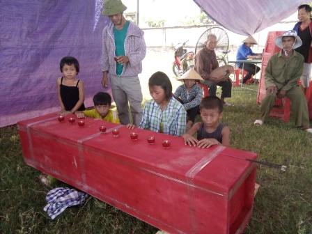 Chồng và con cả chưa kịp về, 4 đứa con thơ nheo nhóc bên quan tài mẹ. Ảnh: CTV