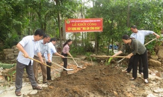 LĐLĐ Hà Tĩnh tổ chức khởi công nhà mái ấm công đoàn cho gia đình anh Trần Văn Kính. Ảnh: Thanh Tâm