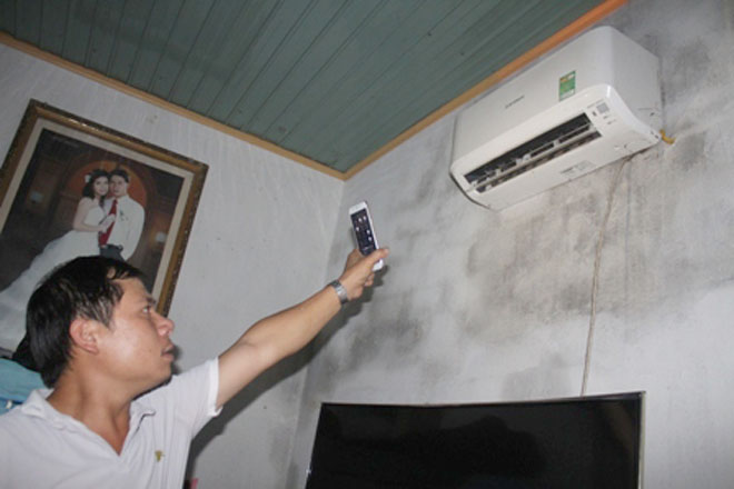 Máy điều hòa của anh Long ở tổ 13 bị chập cháy. Ảnh: Trần Tuấn