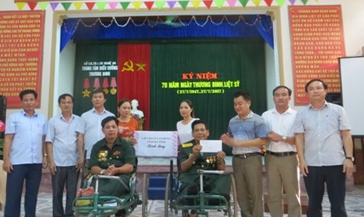 Lãnh đạo LĐLĐ Hà Tĩnh tặng cho cho thương, bệnh binh đang điều dưỡng tại Trung tâm điều dưỡng thương binh tỉnh Nghệ An. Ảnh: Ái Chi