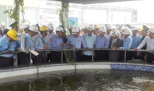 Thủ tướng kiểm tra quy trình xử lý nước thải của Cty Formosa Hà Tĩnh sáng 24.7. Ảnh: PV
