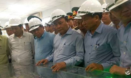 Thủ tướng kiểm tra quy trình xử lý nước thải tại nhà máy Formosa Hà Tĩnh.