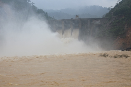 Thủy điện Hố Hô xả lũ năm 2016 khiến huyện Hương Khê bị thiệt hại nặng. Ảnh: Trần Tuấn