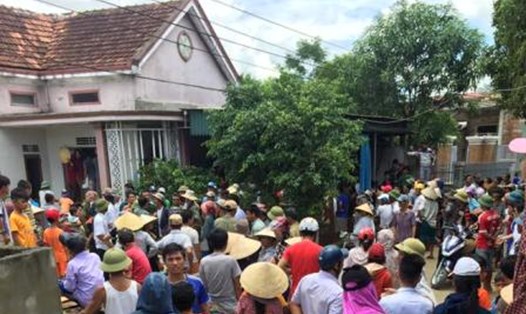 Hàng trăm người dân xã Quang Lộc bao vây người phụ nữ nghi bắt cóc trẻ em. Ảnh: CTV